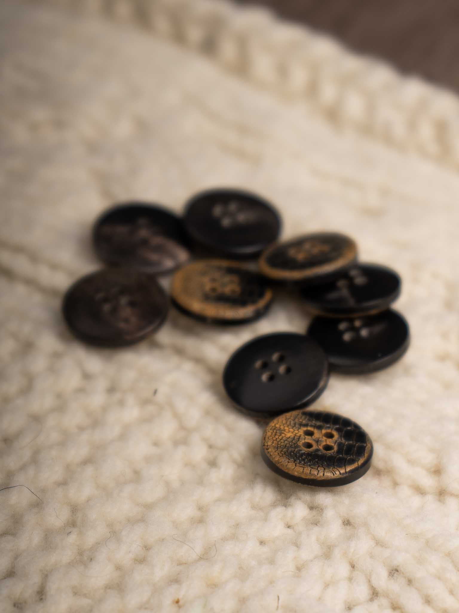 Snake <br/><small>17mm Horn Button</small>