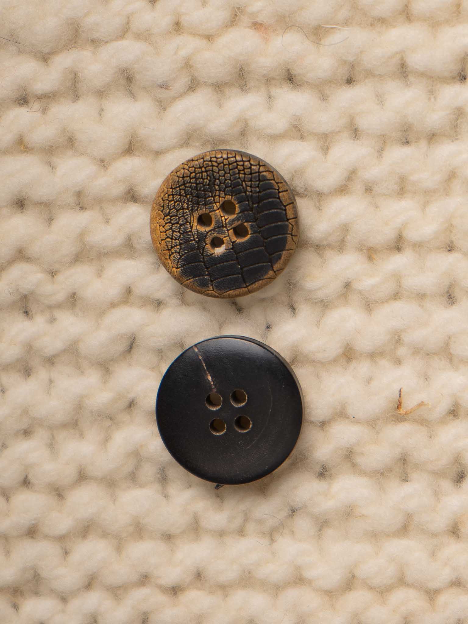 Snake <br/><small>17mm Horn Button</small>