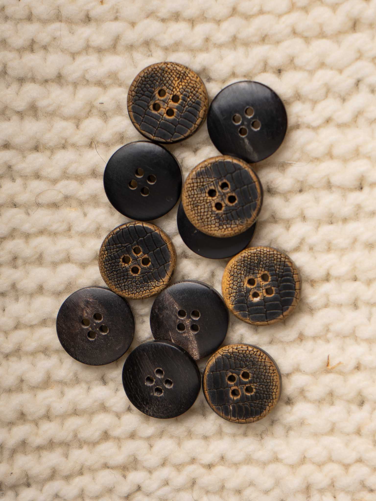 Snake <br/><small>17mm Horn Button</small>