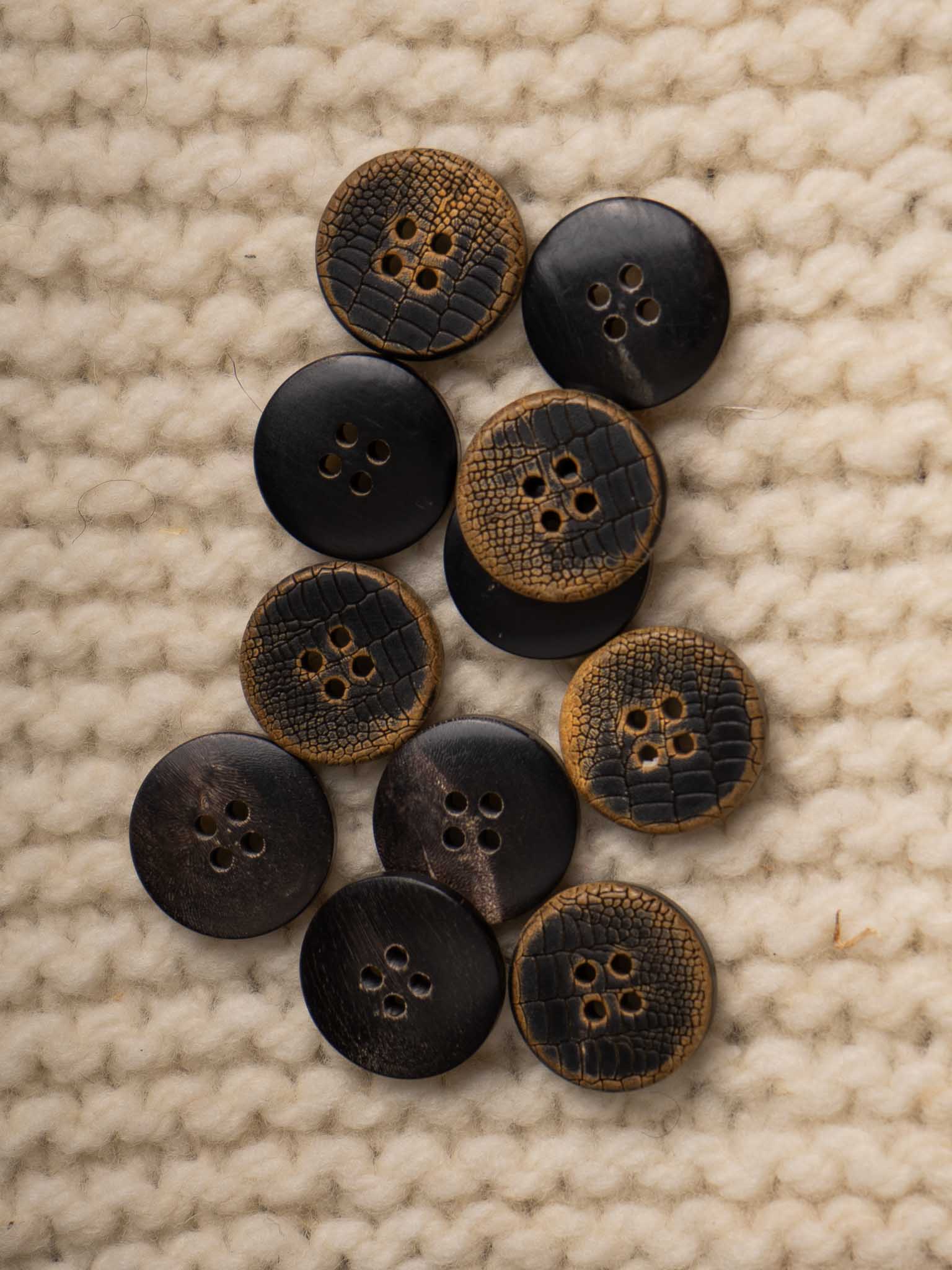 Snake <br/><small>17mm Horn Button</small>