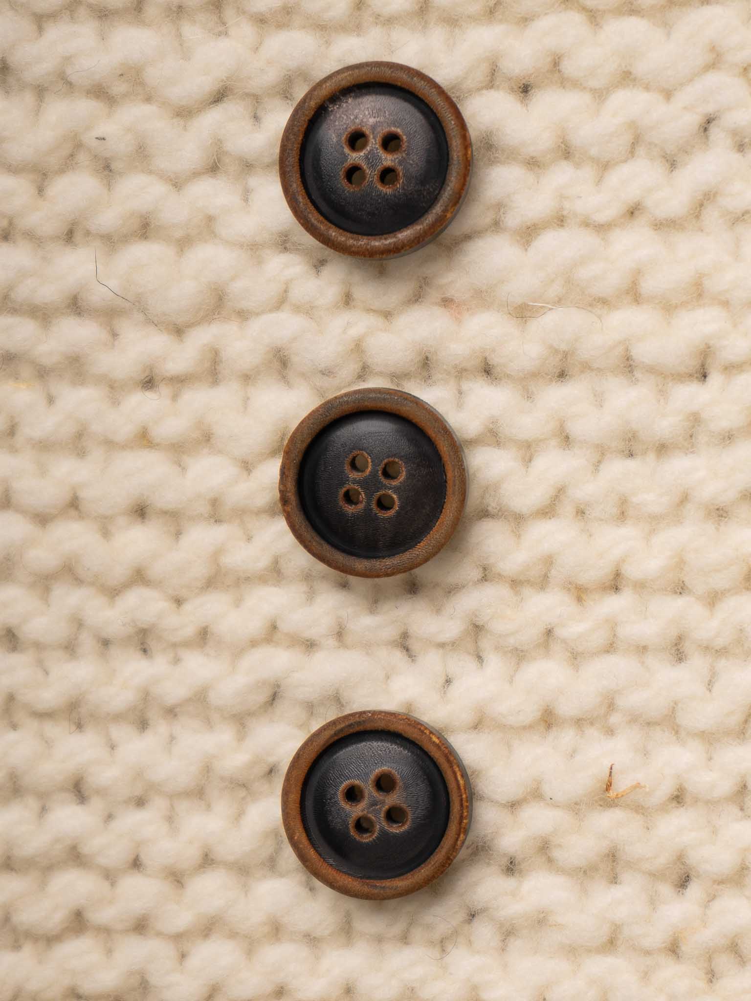 Spruce <br/><small>18mm Horn Button</small>