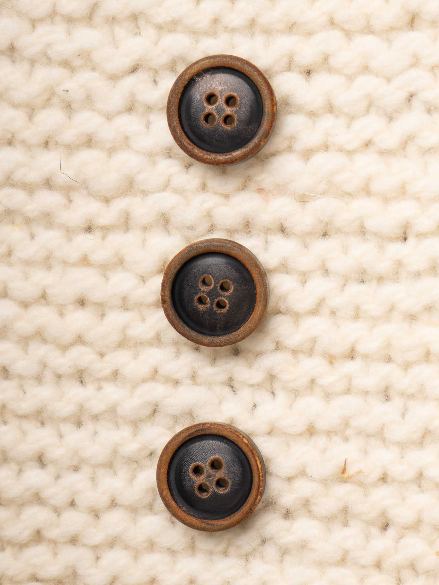 Spruce <br/><small>18mm Horn Button</small>