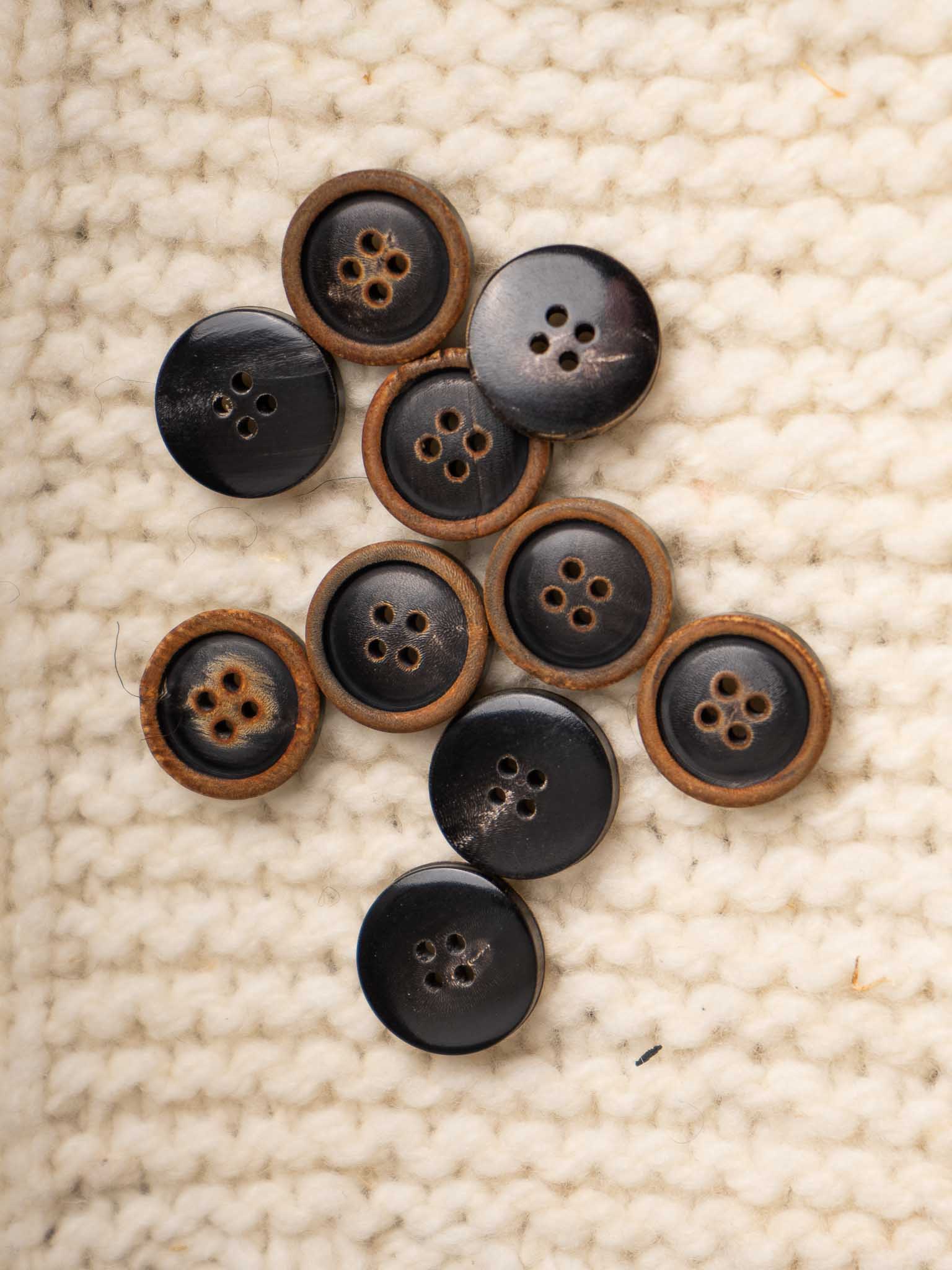 Spruce <br/><small>18mm Horn Button</small>