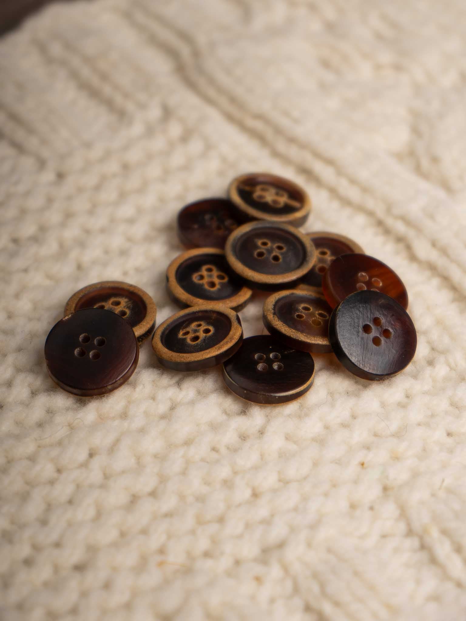 Yew <br/><small>18mm Horn Button</small>