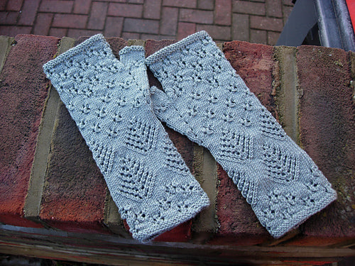 Snow on Cedars Mitt <br/><small>knitting pattern</small>