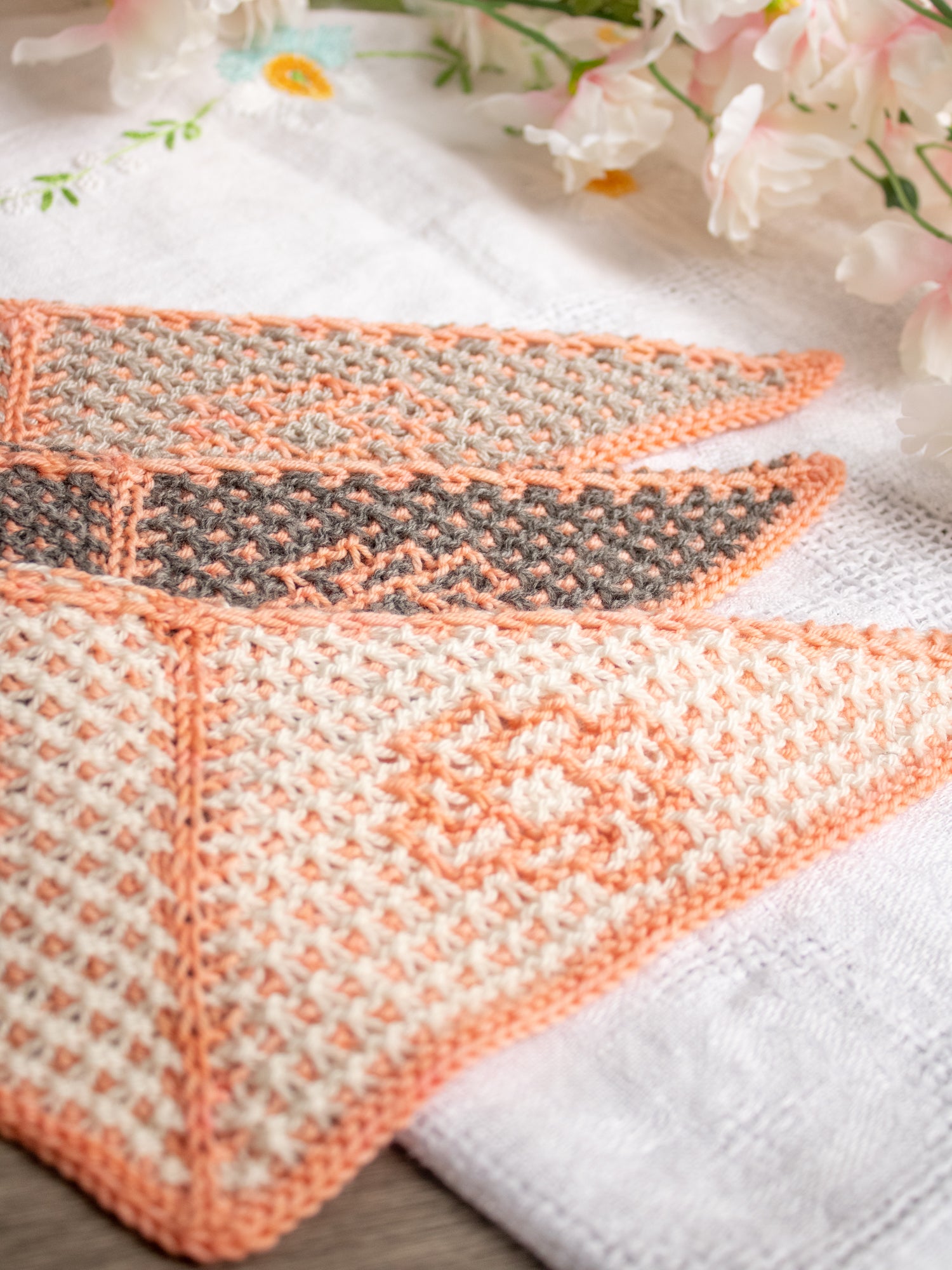 Dreams in Poppies Triangle shawl <br/><small>knitting pattern</small>