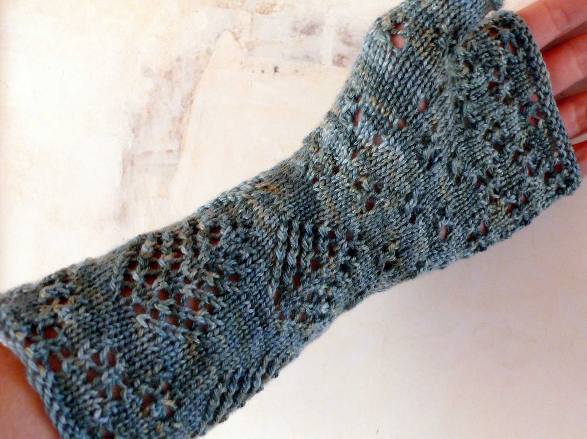 Snow on Cedars Mitt <br/><small>knitting pattern</small>