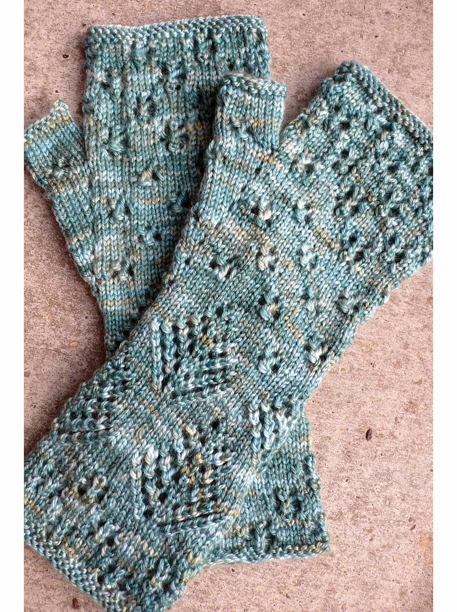 Snow on Cedars Mitt <br/><small>knitting pattern</small>