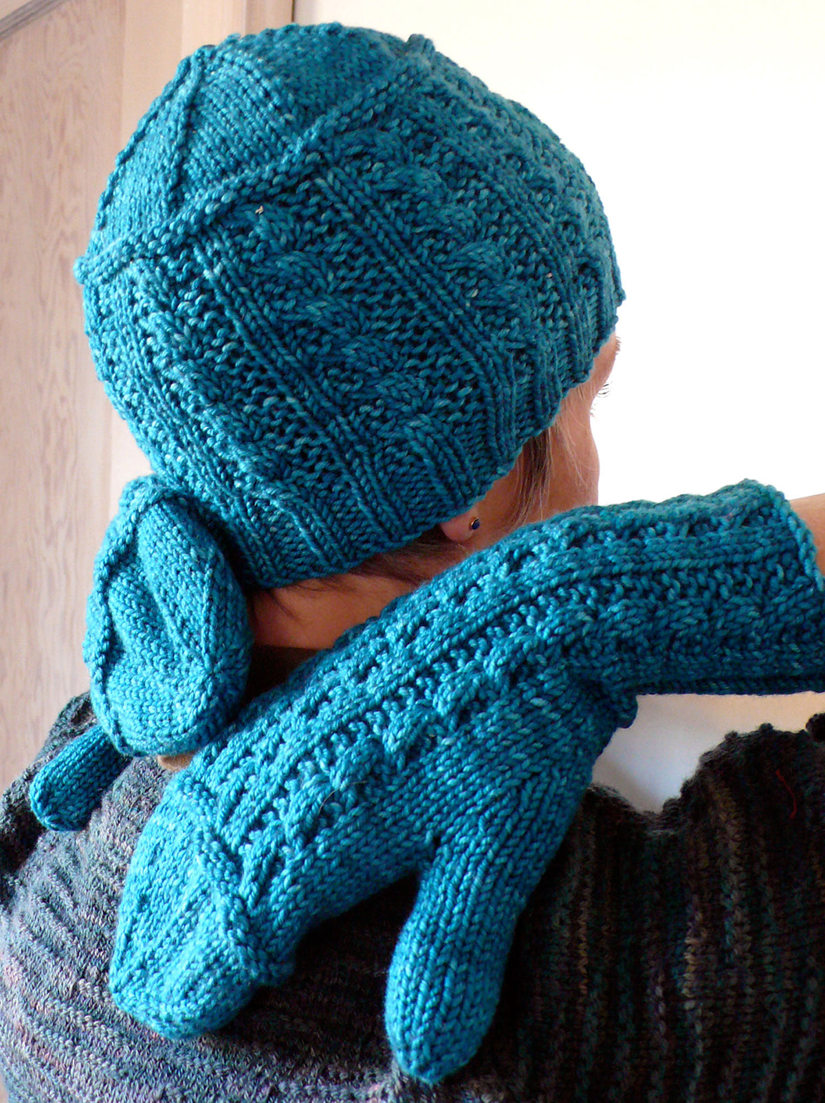 Cornrows Mittens and Hat knitting pattern