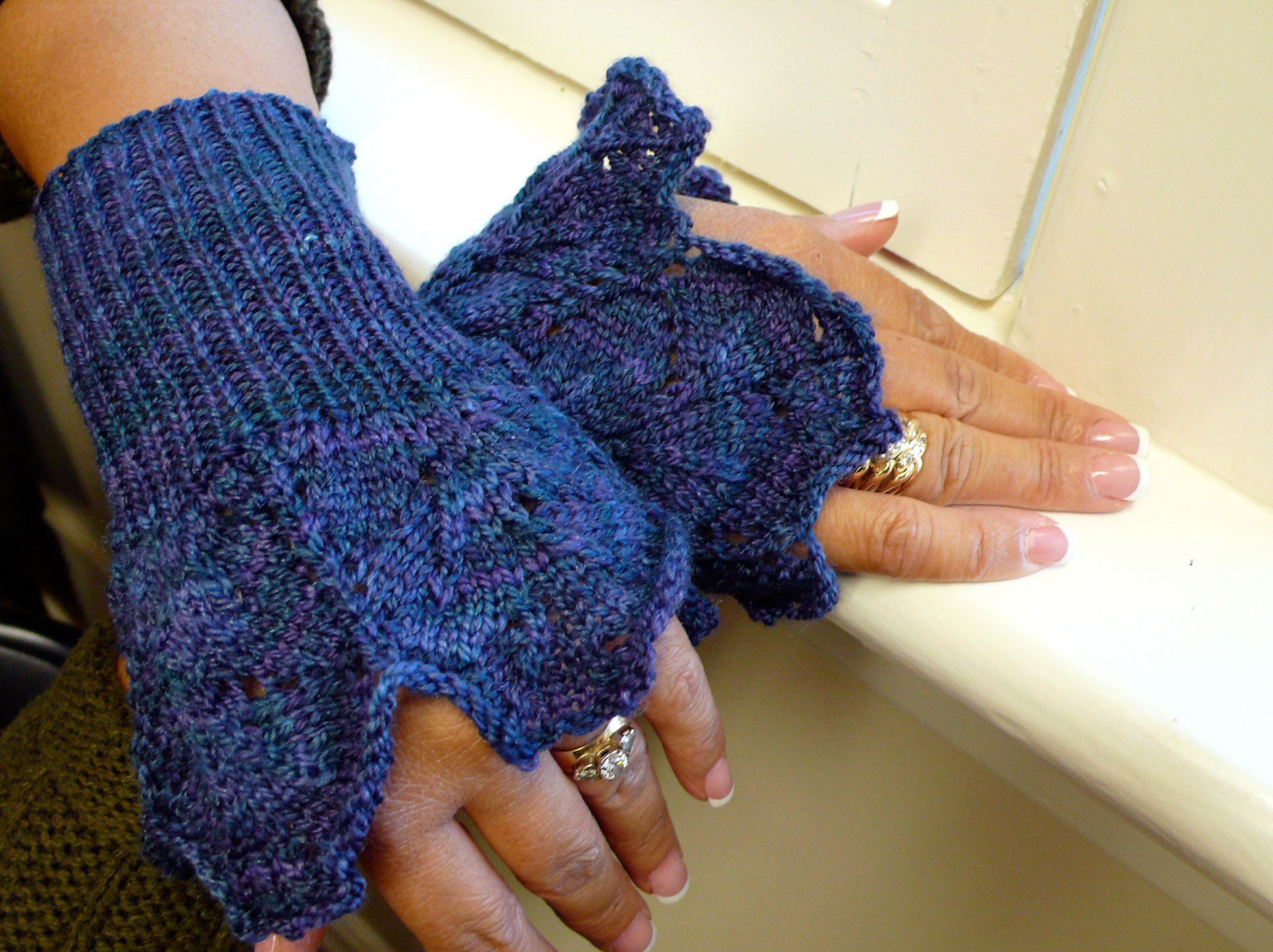 Vineshadow Wristlets <br/><small>knitting pattern</small>